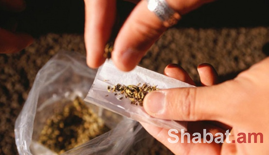 Շենքի տանիքից բերման է ենթարկվել՝ թմրամիջոց պահելու և պատրաստելու կասկածանքով 