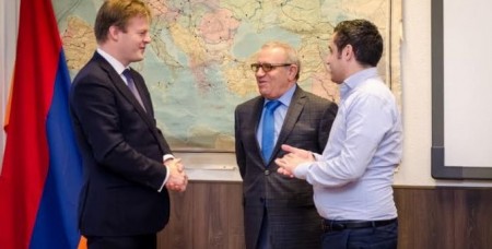 Թուրքիայի Եվրոպական հարցերի նախկին նախարարը Ալմելոյում հանդիպել է հայ համանքի հետ ու մասնակցել պատարագին