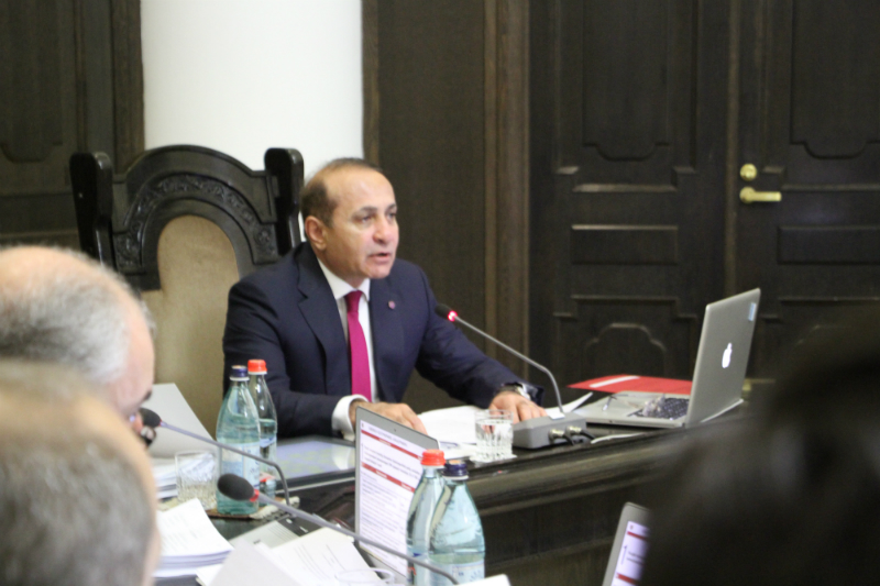 Էդ վերջում քիչ խոսեք, ոնց որ մի անգամ ասում եմ չեք հասկանում հա՞. վարչապետը զայրացավ