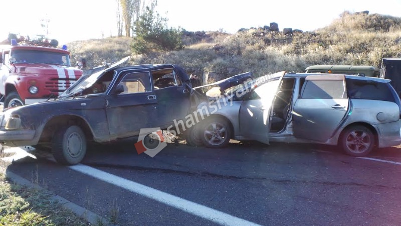 Խոշոր ավտովթար Երևան-Սևան ճանապարհին. բախվել են Mitsubishi Grandis-ն ու ГАЗ 3110-ը. կան վիրավորներ. 5 վիրավորներից 3-ը ծայրահեղ ծանր են