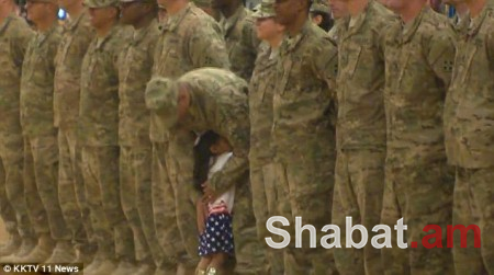 Փոքրիկ աղջնակի հուզիչ ողջույնը ամիսներ շարունակ բացակայած զինվորական հորը (լուսանկարներ)