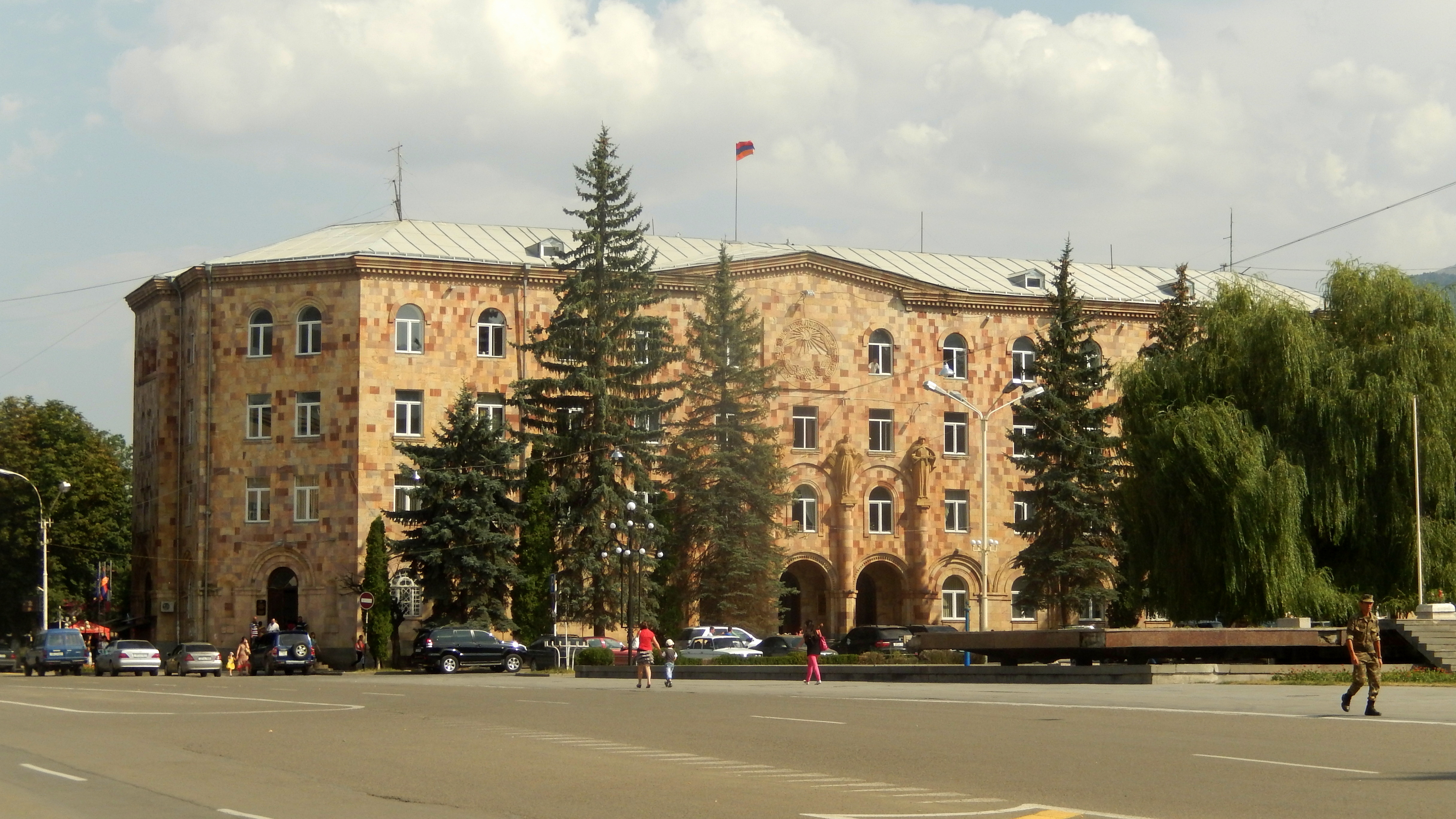 Վանաձորի քաղաքապետարանի աշխատակիցները տարածում են ՌԴ միգրացիոն ծառայության պետական ծրագրի բուկլետներ. «Ժամանակ»