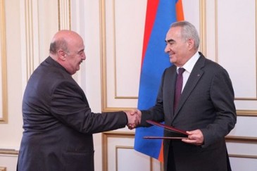 Գալուստ Սահակյանը Գագիկ Աթաբեկյանին պարգևատրել է Ազգային ժողովի պատվոգրով