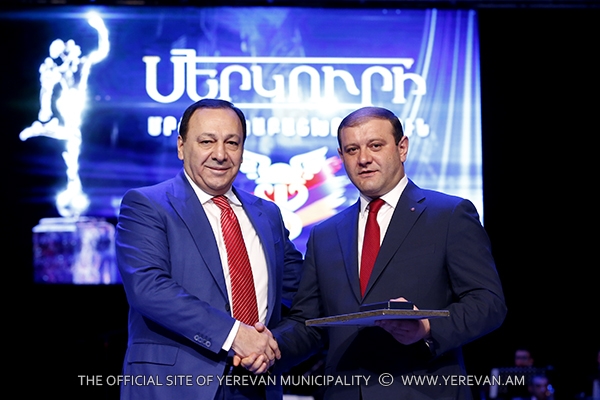 Քաղաքապետ Տարոն Մարգարյանը պարգևատրվել է ՀՀ առևտրաարդյունաբերական պալատի Ոսկե մեդալով (տեսանյութ)