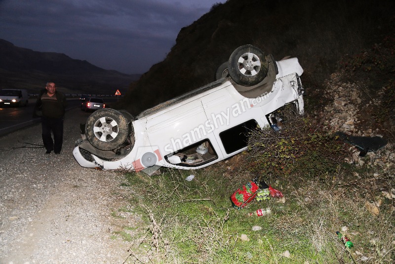 29-ամյա վարորդը Nissan Pathfinder-ով Վայոց Ձորի մարզում բախվել է ժայռաբեկորներին և գլխիվայր շրջվել. (լուսանկարներ)