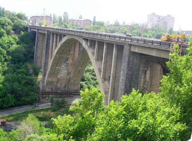 Արտակարգ իրավիճակ Կիևյան կամրջի վրա. երիտասարդ աղջիկը, անցնելով կամրջի վտանգավոր եզրագիծը, սպառնում է ինքնասպան լինել