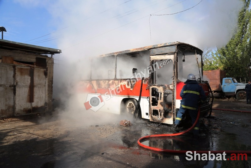 Խոշոր հրդեհ Դավիթաշենում. մարդատար ավտոբուսը վերածվել է մոխրակույտի. հրշեջների օպերատիվ աշխատանքի արդյունքում զոհեր ու վիրավորներ չունենք (լուսանկարներ)