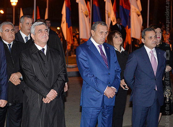 Նախագահն ընդամենը տեսել է, որ մարդիկ են հավաքվել. Սուրիկ Խաչատրյանն արդարանո՞ւմ է. «Ժողովուրդ»