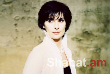 Enya -ն գովազդել է իր Dark Sky Island ալբոմը