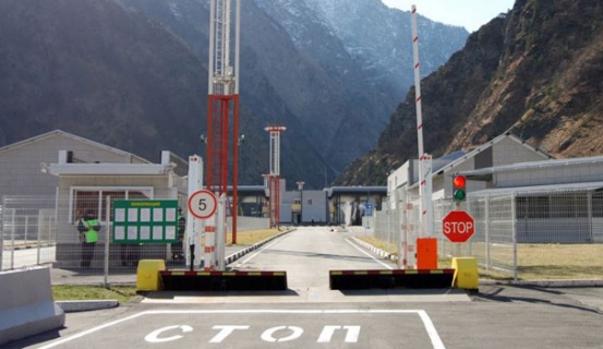 Ստեփանծմինդա-Լարս ավտոճանապարհը 05.30-ից մինչև 20.30-ը բաց է մարդատար, իսկ մինչև 00.00-ն` բեռնատար ավտոմեքենաների համար