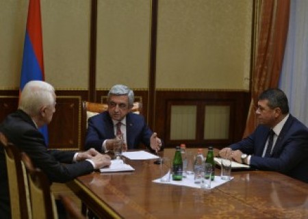 Սերժ Սարգսյանը աշխատանքային քննարկում է անցկացրել ՀՀ ազգային անվտանգության ծառայության և ոստիկանության ղեկավարների հետ