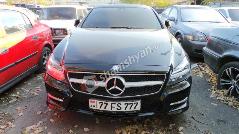 Ինչո՞ւ է Porsche Cayenne-ի համարանիշներով թանկարժեք Mercedes-ը Երևանի «գաի» պետը տեղափոխել տուգանային հրապարակ. (լուսանկարներ)