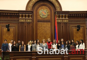 Երեւանի պետական տնտեսագիտական համալսարանի ուսանողներն ու դասախոսները` ԱԺ-ում