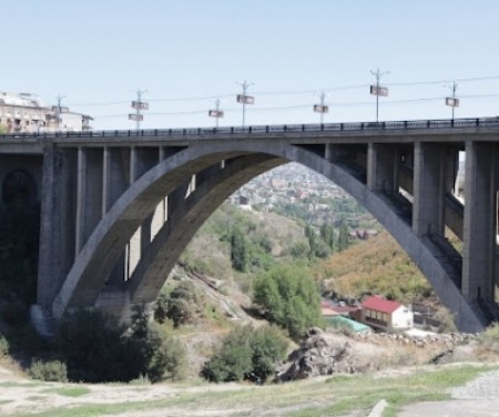 Դի` Կիևյան կամրջի տակ