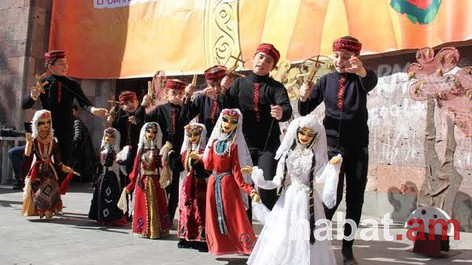 Ծաղրածուներ, մուլտֆիլների ու հեքիաթների կերպարներ՝ զբոսայգում