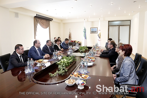 Քաղաքապետ Տարոն Մարգարյանը հանդիպել է Պլեսի Ռոբինսոնի գործընկերոջ հետ (լուսանկարներ)