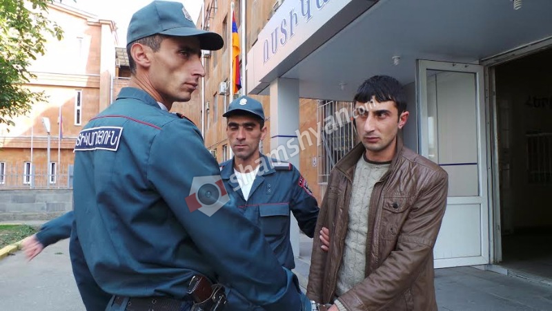 Էջմիածնի ոստիկաններն ու քննիչները տաք հետքերով հայտնաբերեցին ավազակային հարձակում կատարողներին, հանցագործության գործիք դանակները, զուգագուլպաներն ու տուժածի բջջային հեռախոսը