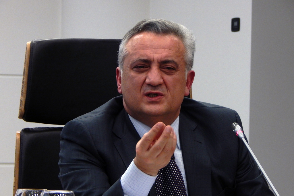 Ու՞մ համար է ճանապարհ հարթում ԿԲ նախագահը