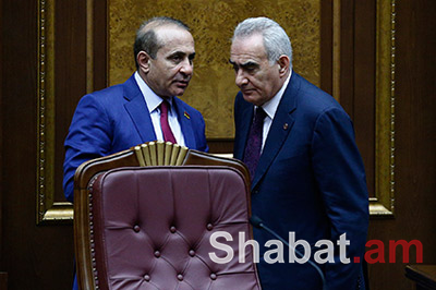 Հովիկ Աբրահամյանը Գալուստ Սահակյանի որդուն պատժում Է՝ ամեն անգամ նրան «իր տեղը» ցույց տալով. «Ժողովուրդ»