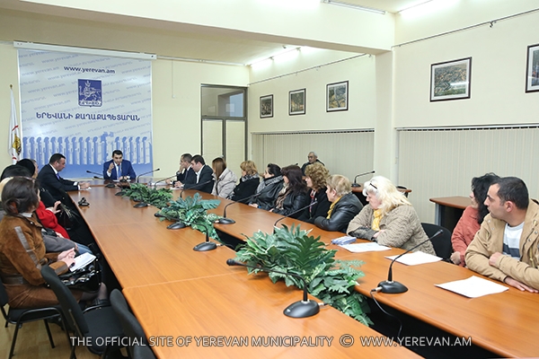 Քննարկվել են Վ. Բրյուսովի 66 հասցեի 4 –րդ կարգի վթարային շենքի բնակիչների վերաբնակեցմանն առնչվող հարցեր (լուսանկարներ)