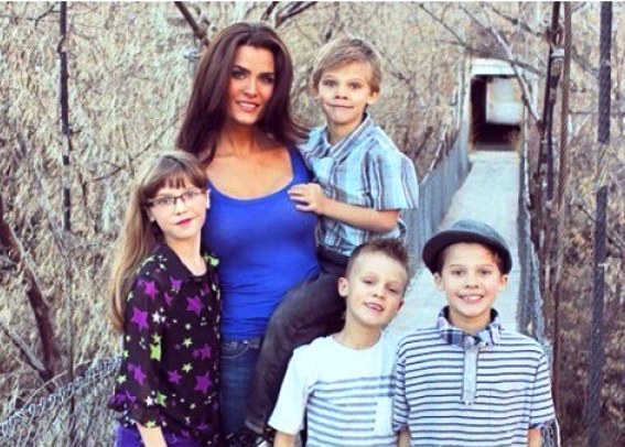 Ուսուցչի անկեղծ լուսանկարները բարկացրել են աշակերտների ծնողներին (լուսանկարներ)