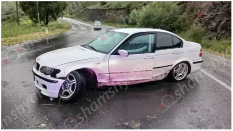 Ստեփանավանում վարորդը «BMW»-ով բախվել է կայանված «BMW»-ին. կան վիրավորներ