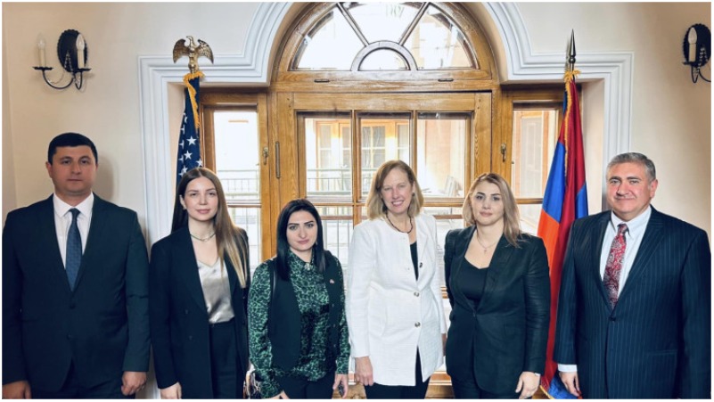 ԱՄՆ դեսպանը հանդիպել է խորհրդարանական ընդդիմության ներկայացուցիչներին