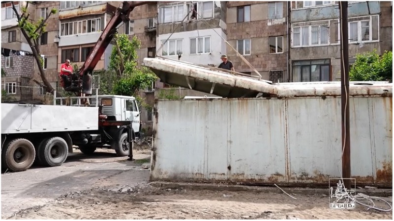 Շենգավիթի բակերից մեկն ազատվում է ապօրինի կառուցված ավտոտնակներից (տեսանյութ)