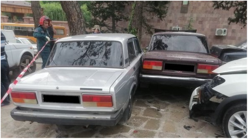 «BMW»-ն  դուրս է եկել ճանապարհի երթևեկելի հատվածից և բախվել կայանած երեք մեքենաների
