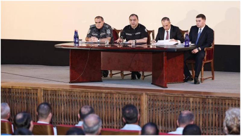 ՆԳ նախարարը Շիրակում ոստիկանների հետ աշխատանքային խորհրդակցություն է անցկացրել (տեսանյութ)