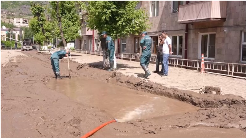 Փրկարար ծառայությունը մոտոպոմպերով ջուրը տներից, խանութներից հանում է դուրս (տեսանյութ)