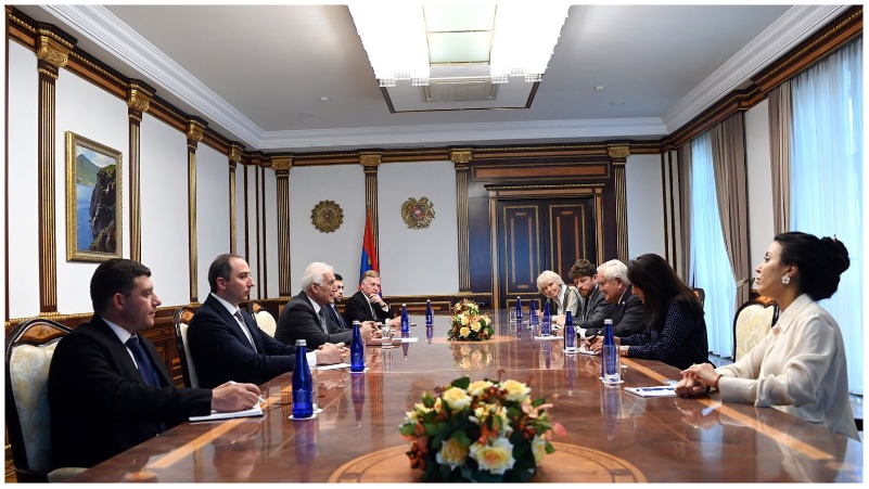 Ձեր այցը հայ-ֆրանսիական բարեկամական հարաբերությունների վկայություն է. Խաչատուրյանը՝ Ֆրանսիայի նախկին վարչապետին (տեսանյութ)