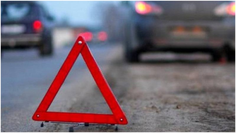 Մեքենան հայտնվել է ճամփեզրի բուսածածկույթում