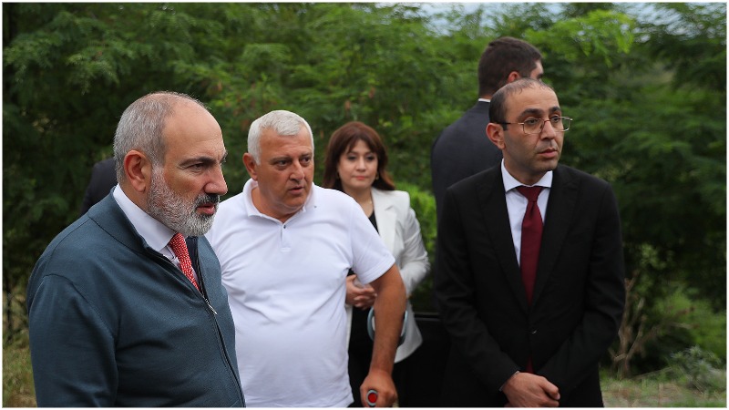 Փաշինյանը հետևել է Այգեհովիտի գյուղամիջյան ճանապարհի ասֆալտապատման աշխատանքների ընթացքին (տեսանյութ)