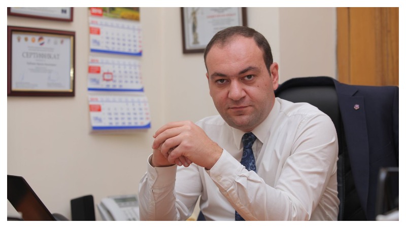 Այս պահին ձերբակալեցին Գյումրու ավագանու անդամի թեկնածու Կարեն Գրիգորյանին. փաստաբան