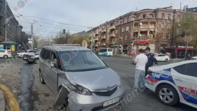 Ավտովթար Երևանում՝ բախվել են երկու Honda մեքենաներ
