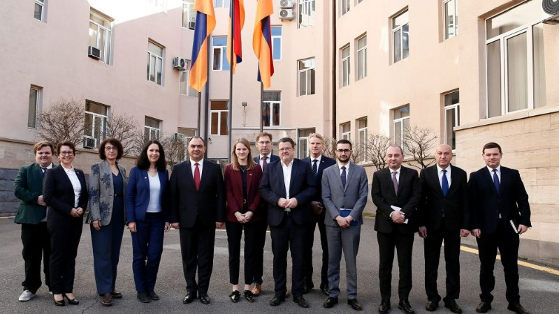 Կողմերը պատրաստակամ են շարունակելու համագործակցությունը. ՆԳ նախարարն ընդունել է ԳԴՀ պատվիրակությանը (տեսանյութ)