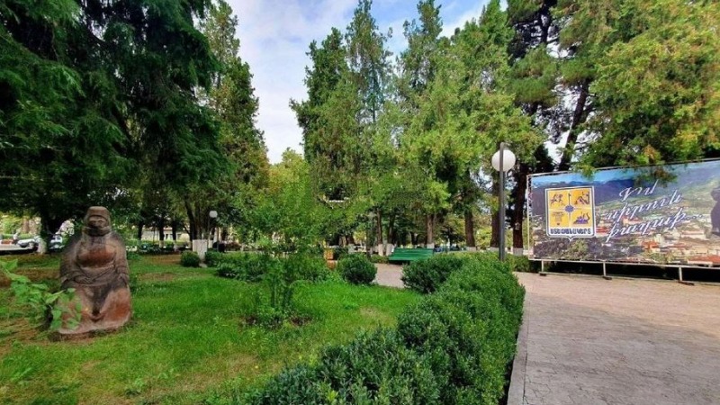 Վերածննդի հրապարակի հարակից տարածքում ադրբեջանցի վանդալները քանդել են ավանդական հայ տատիկի կերպարը ներկայացնող արձանը
