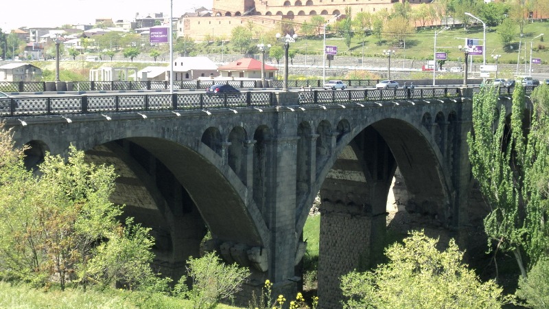 Քաղաքացին փորձել է ցած նետվել Հաղթանակի կամրջից. փրկարարները կանխել են այն