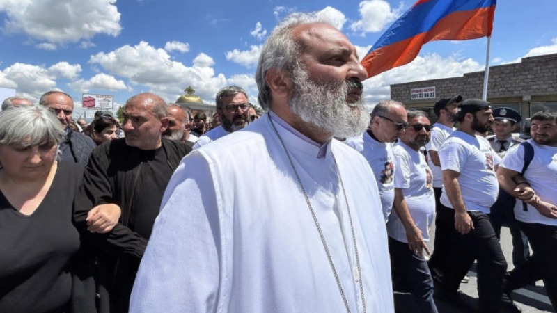 Սրբազանը քաղաքական ուժերի հետ կարճ քննարկում է ունեցել. «Հրապարակ»