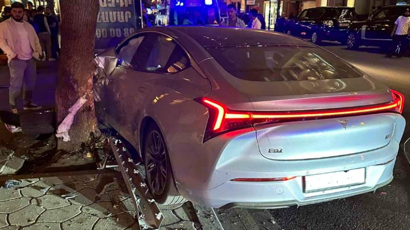 Աբովյան-Պուշկին փողոցների խաչմերուկում երկու մեքենա է բախվել