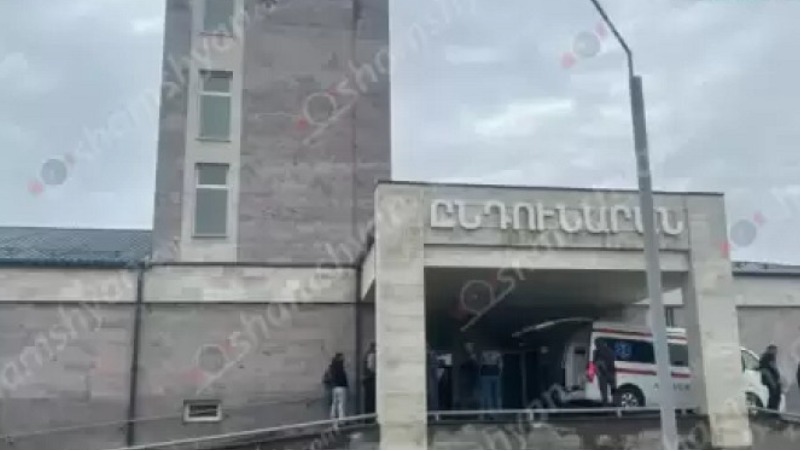 30-ամյա կինը ԲԿ-ում վիճաբանել է բուժանձնակազմի հետ, հայհոյել, շրջել դեղորայքային սեղանը, վնասել գույքը