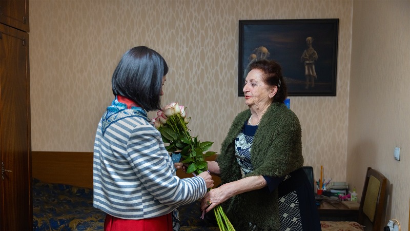  Ժաննա Անդրեասյանն այցելել է վաստակաշատ մանկավարժներին (լուսանկարներ)