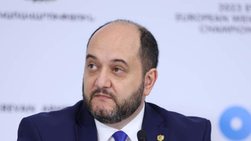 Թերթի հեքիաթասացներին հիշեցնեմ՝ Սերժ Սարգսյանը  առաջարկել էր հրաժարական տալ աշնանը, բայց մերժում ստանալով՝ ստիպված դիմում գրեց. Հարությունյան