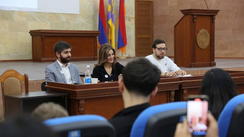 Արման Խոջոյանը հանդիպել է Վաղարշապատի երիտասարդների հետ