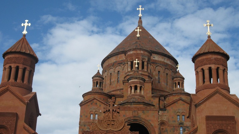 «Որ իմ ժողովուրդը համերաշխ լինի, երկիրը՝ բարեկեցիկ ու խաղաղ». Ռոզա Ծառուկյանի մաղթանքը՝ Աստվածածնի Վերափոխման տոնին
