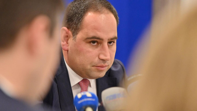 Կոչ են անում մարդկանց գնալ և դիմավորել Կաթողիկոսին և դրանից հետո ընդամենը 1500-2000 քաղաքացի է ներկա լինում. Խուդաթյան