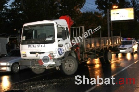 Վթար-վրաերթ Երևանում. բախվել են Renault-ն և Mercedes-ը. վերջինն էլ վրաերթի է ենթարկել 80-ամյա հետիոտնին