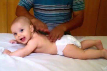 Video. Ինչպես է փոքրիկը վայելում մերսումը