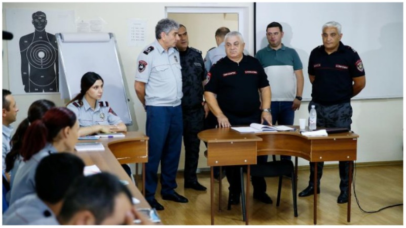 Ոստիկանության պետը հետևել է ապագա քրեական ոստիկանների ուսումնական գործընթացին (տեսանյութ, լուսանկարներ)